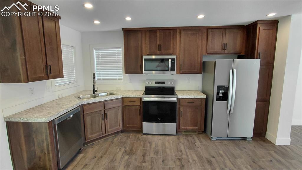 Image 14 of 23: Large Kitchens