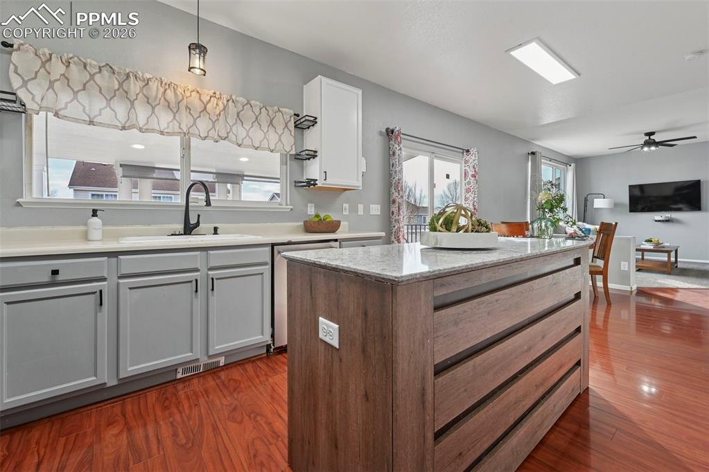 Image 14 of 49: Kitchen with large island