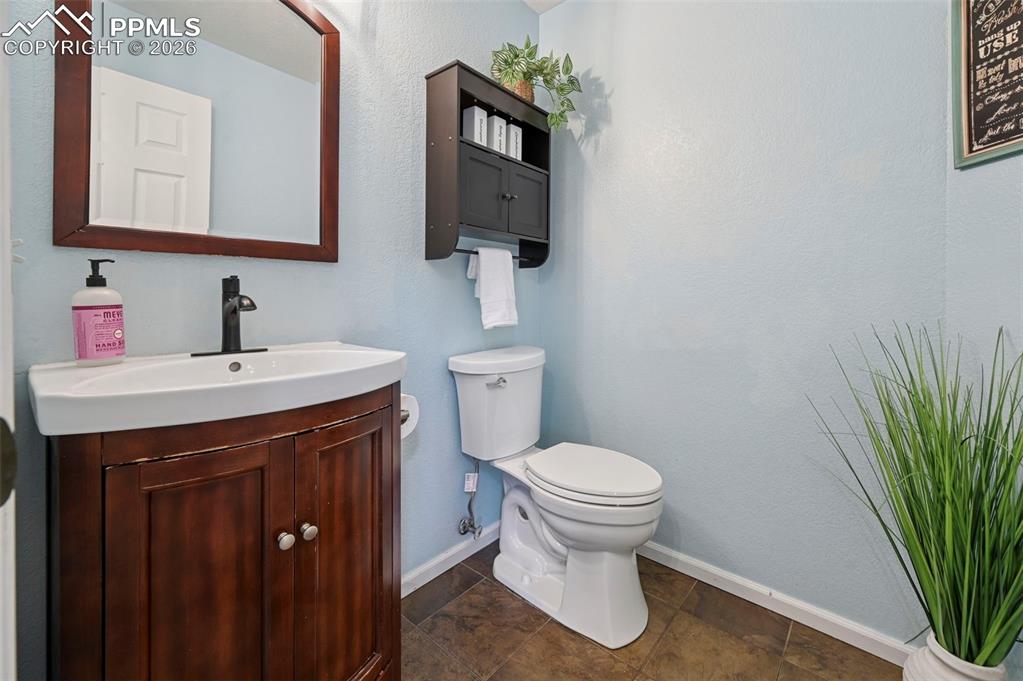 Image 17 of 49: Half bath on main