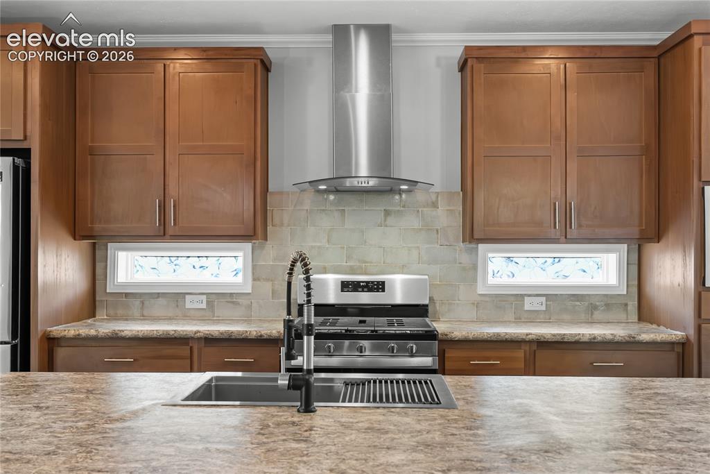 Image 7 of 37: Kitchen