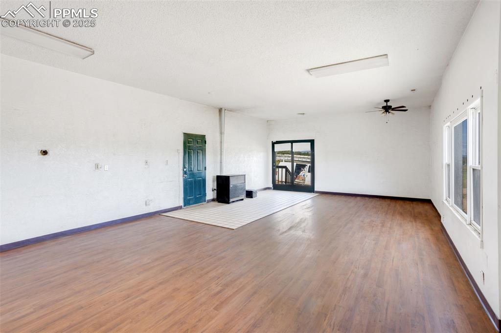 Image 17 of 49: Living Room