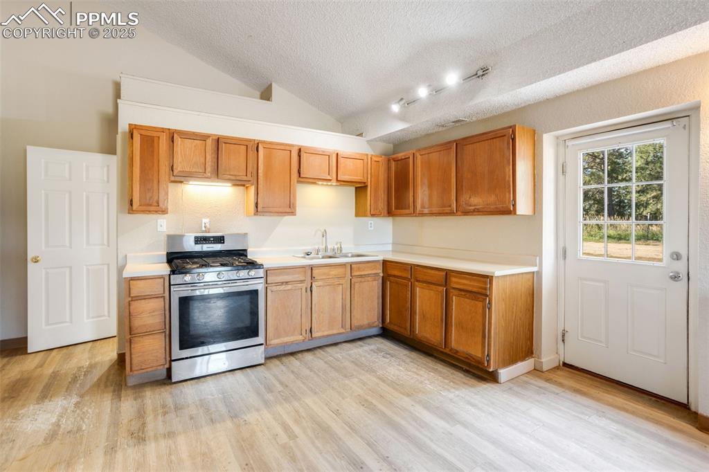 Image 21 of 49: Kitchen