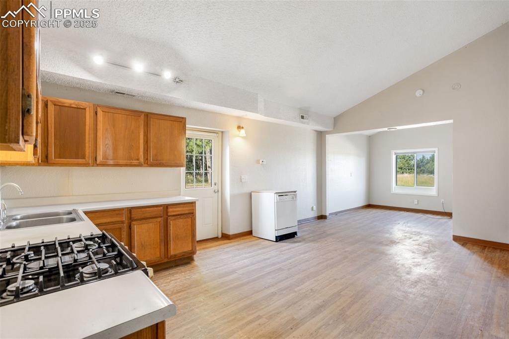 Image 22 of 49: Kitchen