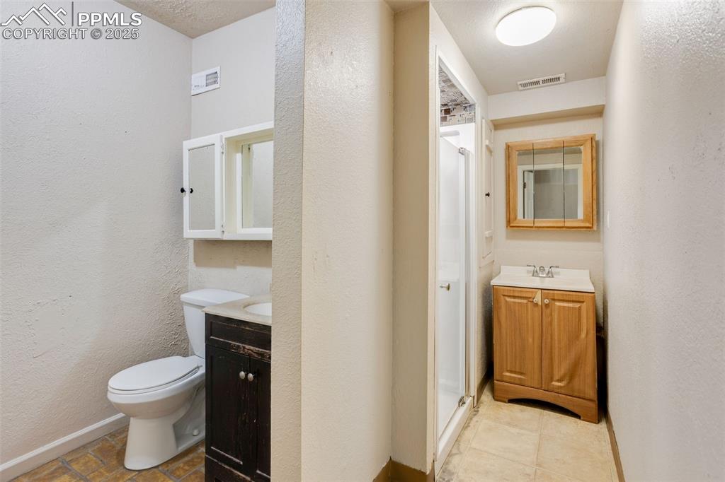 Image 31 of 49: Bathroom