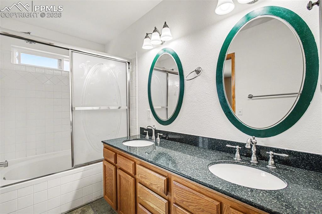 Image 16 of 28: Primary bathroom