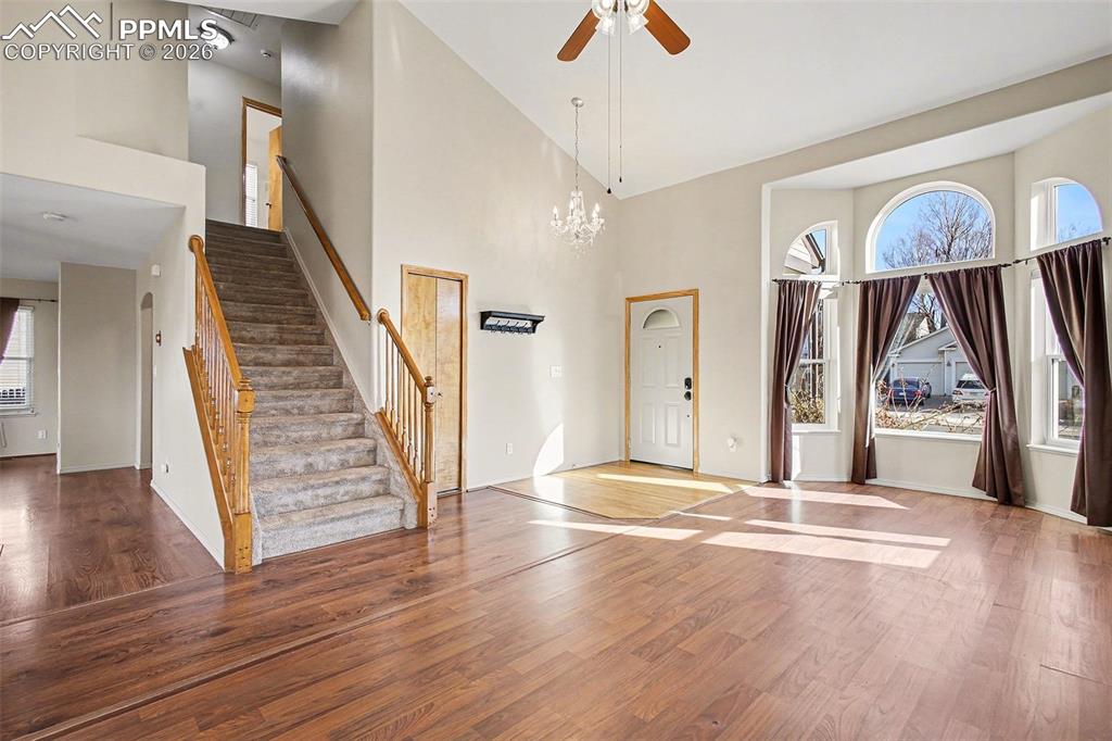 Image 3 of 28: Entryway 