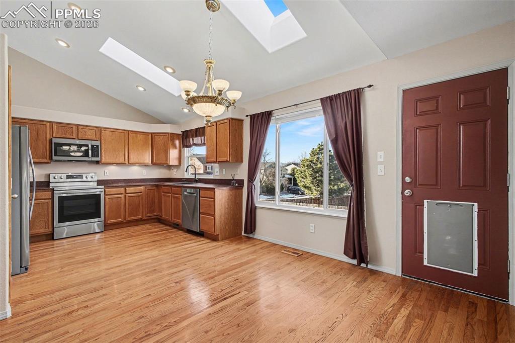 Image 7 of 28: Kitchen / Dining room