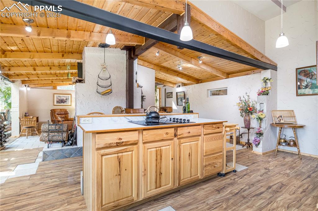 Image 10 of 47: Kitchen