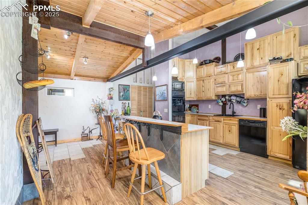 Image 12 of 47: Breakfast Bar