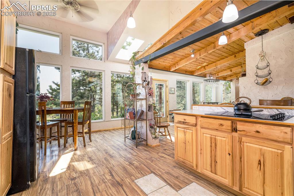 Image 13 of 47: Kitchen