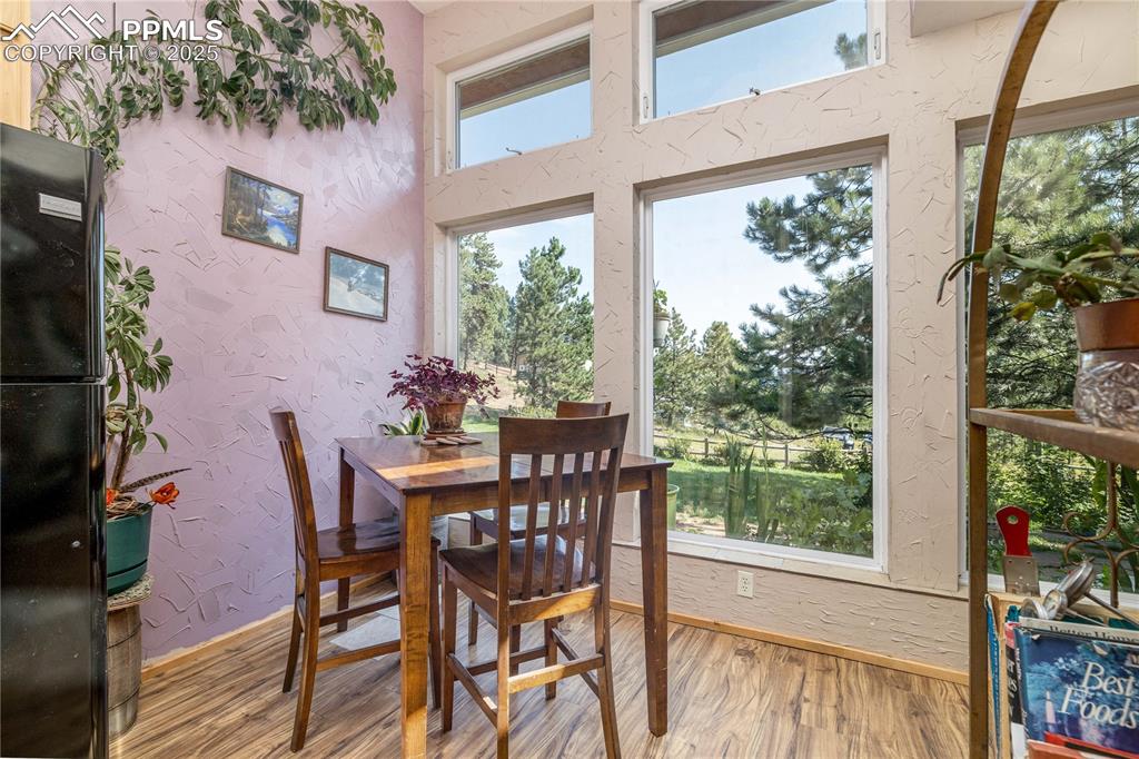 Image 17 of 47: Dining Room
