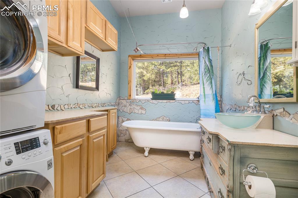 Image 20 of 47: Main Level Bathroom, Laudry