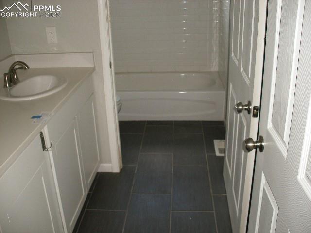 Image 25 of 45: Bathroom