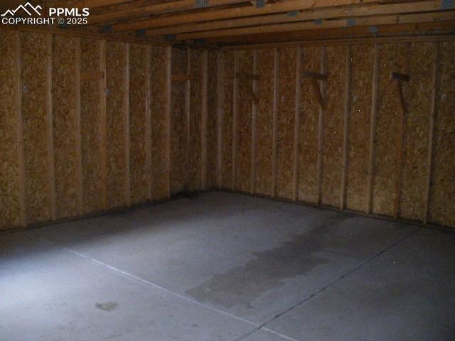 Image 37 of 45: Garage