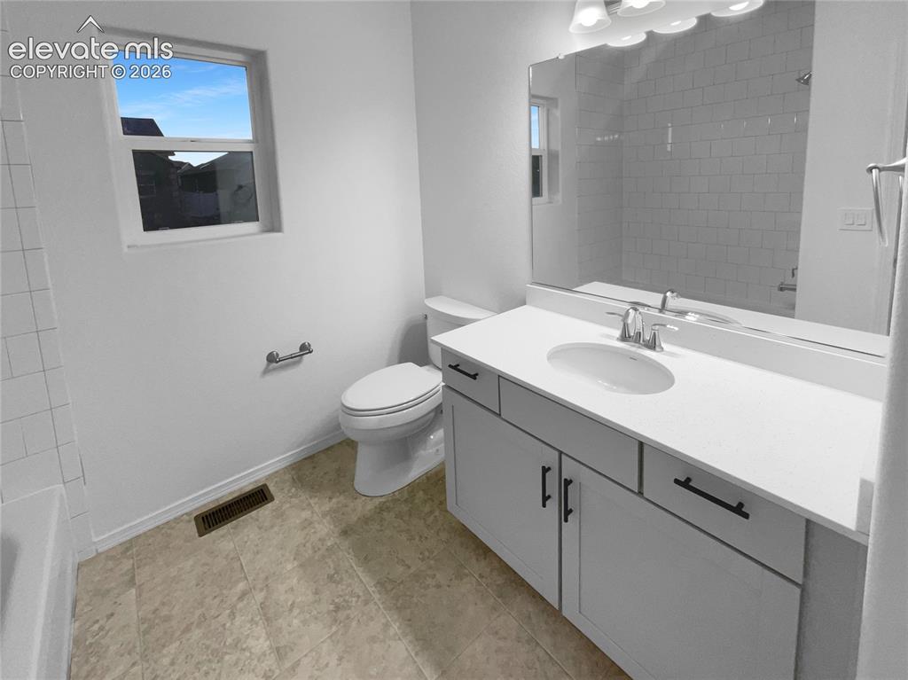 Image 9 of 13: Bathroom