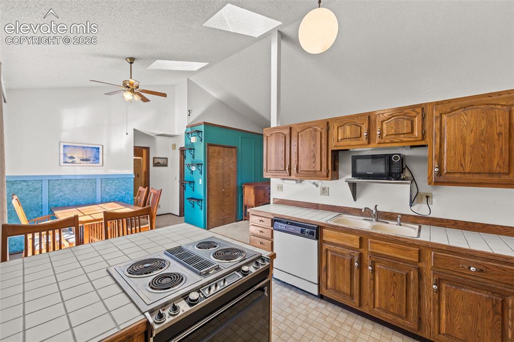 Image 10 of 36: Kitchen