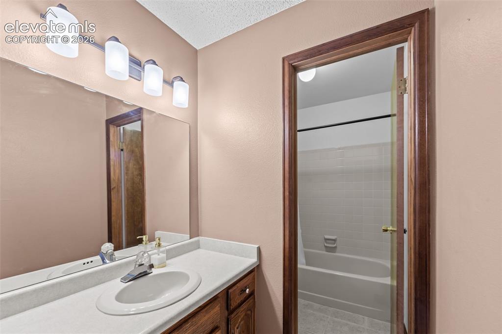 Image 17 of 36: Bathroom