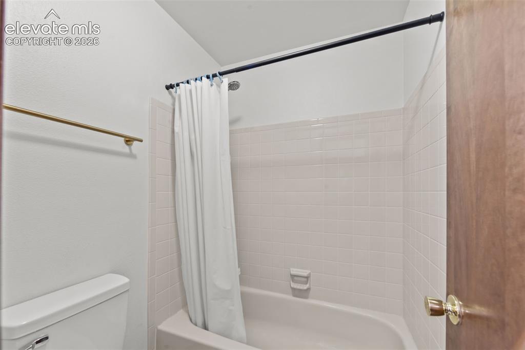 Image 18 of 36: Bathroom