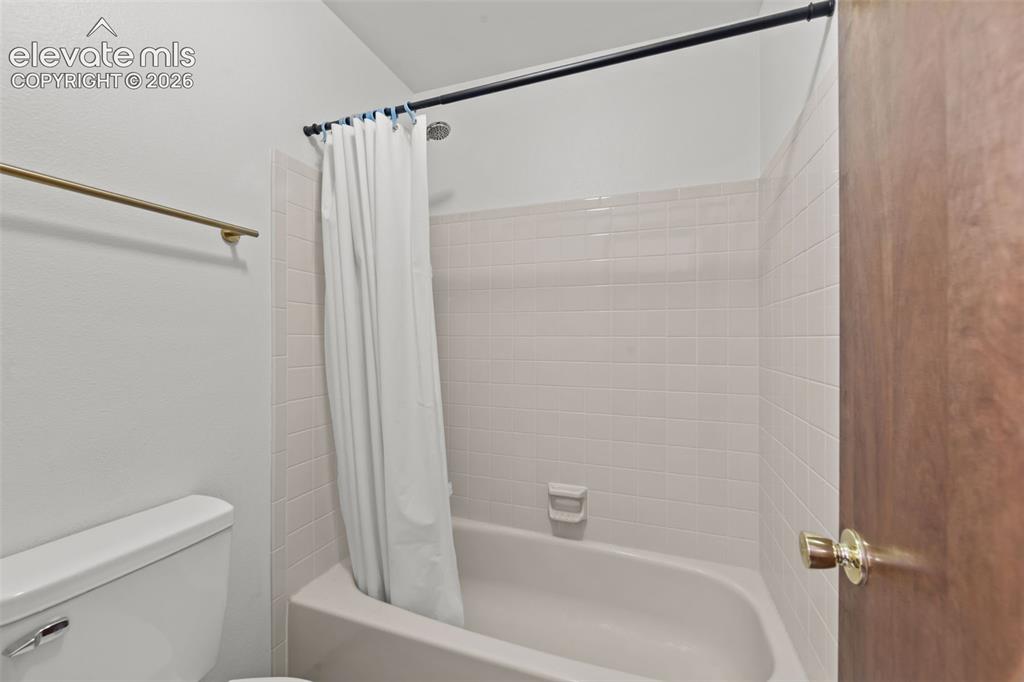 Image 19 of 36: Bathroom