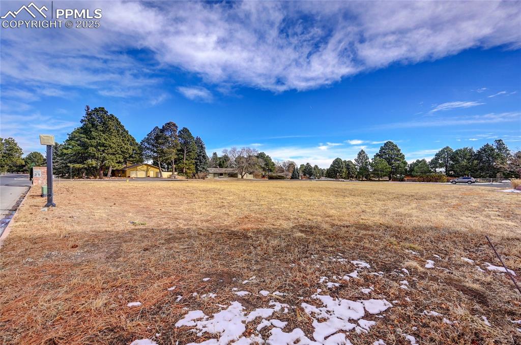 Image 17 of 20: Yard