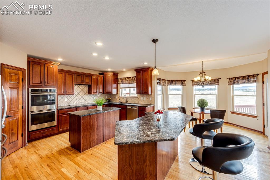 Image 13 of 49: Kitchen