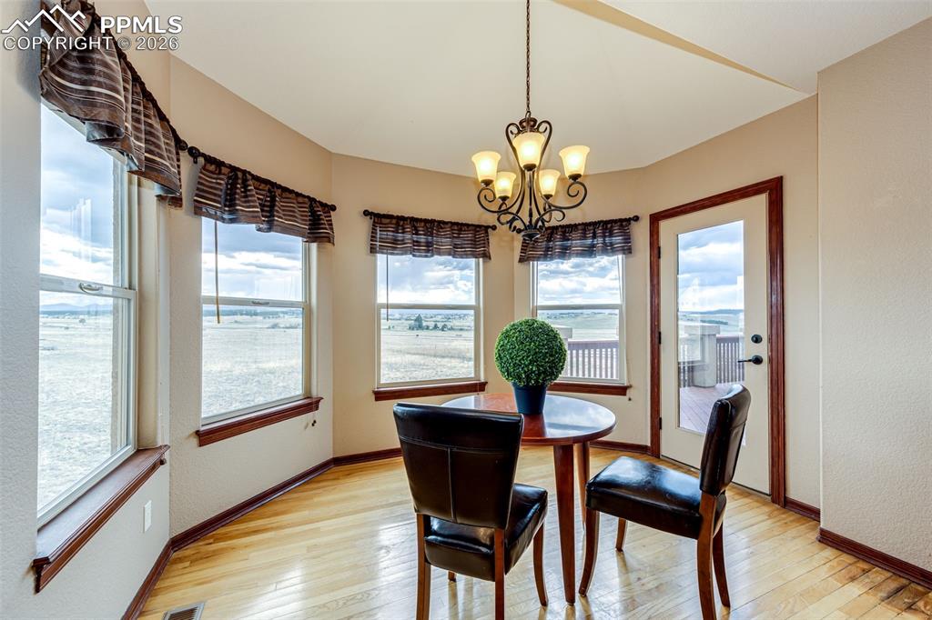 Image 14 of 49: Breakfast Area