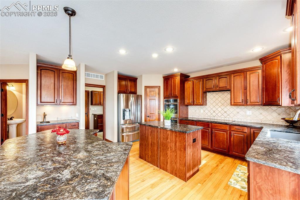 Image 18 of 49: Kitchen