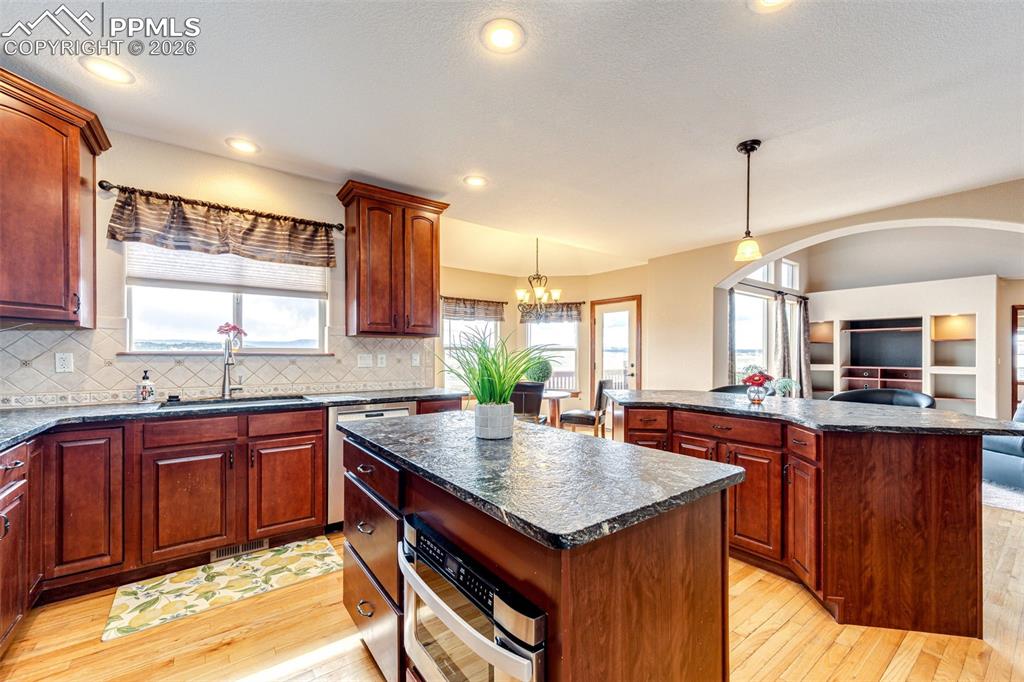 Image 19 of 49: Kitchen