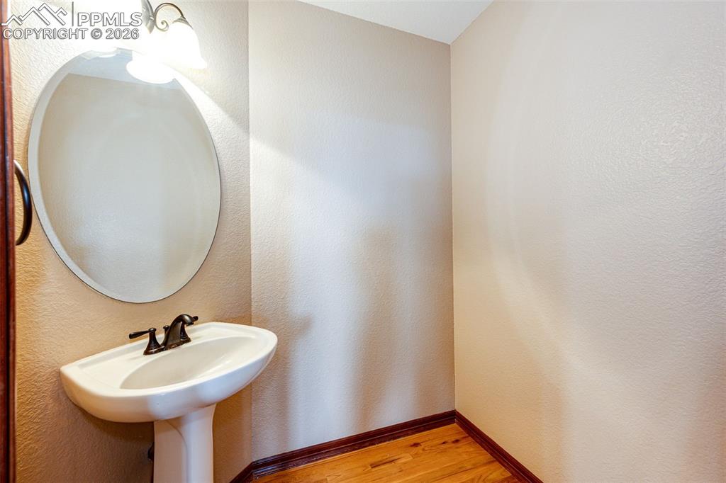 Image 25 of 49: Parlor 1/2 bath on main