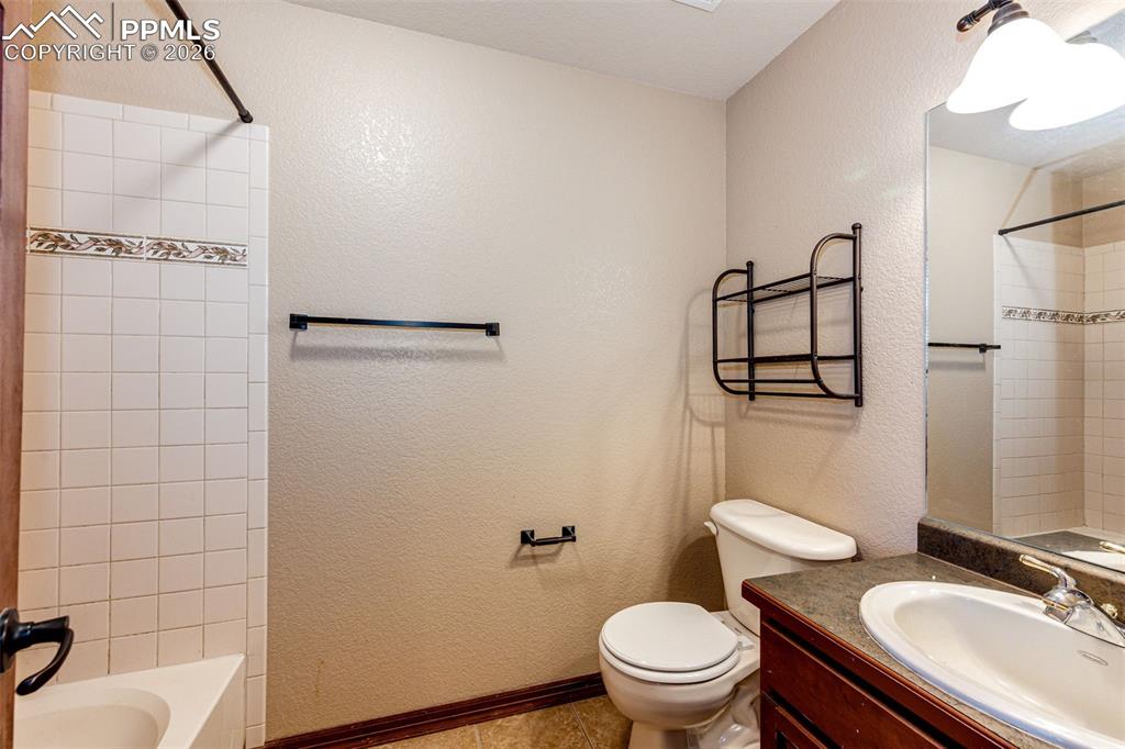 Image 29 of 49: Upstairs Ensuite Bed and Bath