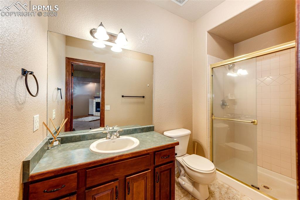 Image 38 of 49: Bathroom