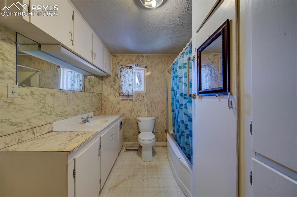 Image 12 of 22: Bathroom