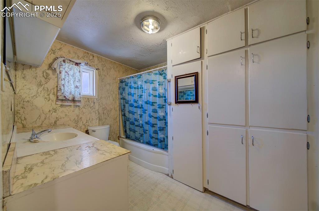 Image 13 of 22: Bathroom