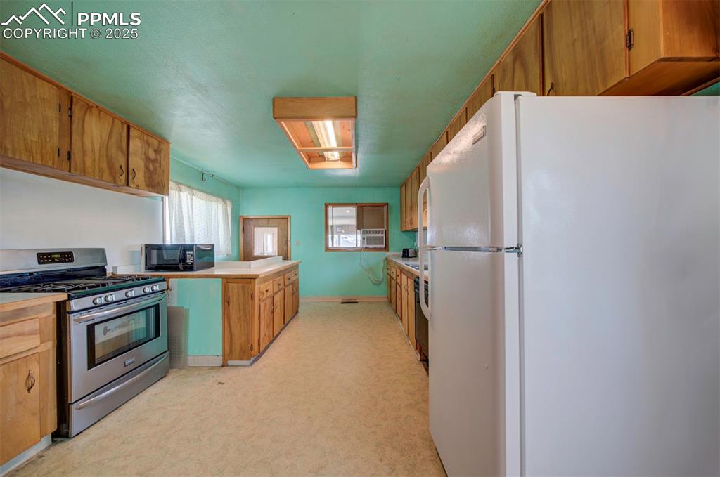 Image 14 of 22: Kitchen