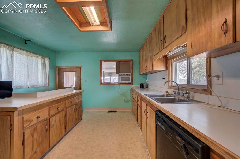 Image 16 of 22: Kitchen
