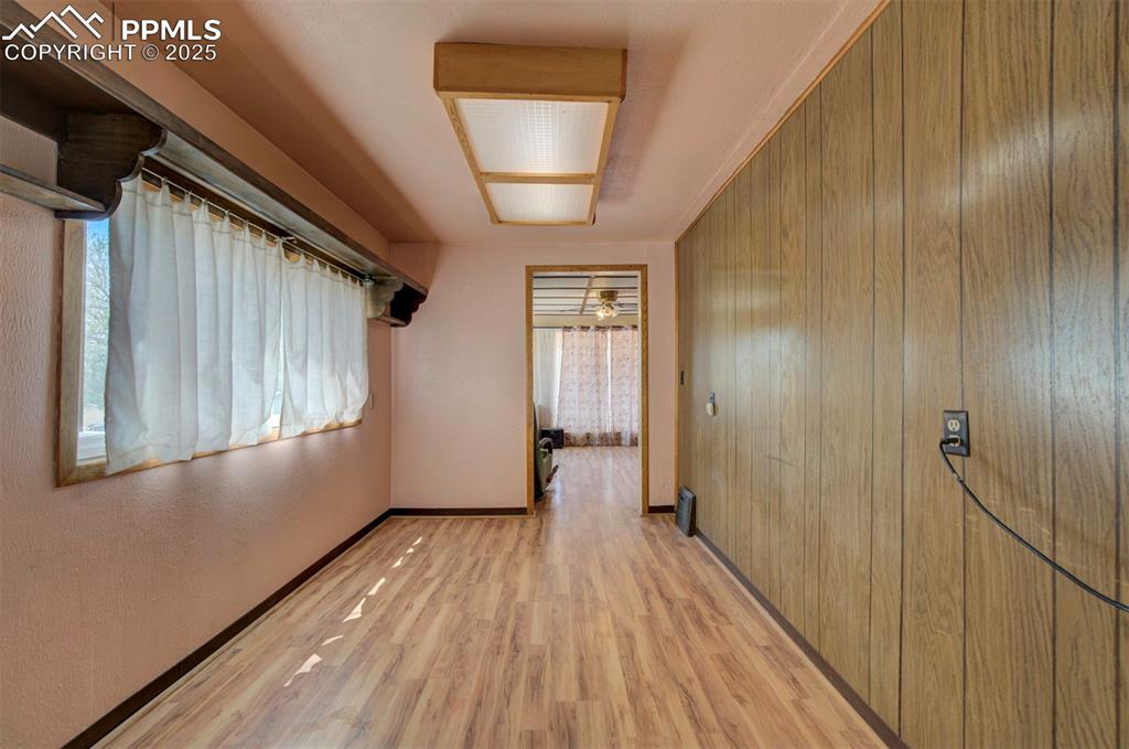 Image 18 of 22: Dining area between kitchen and living room.