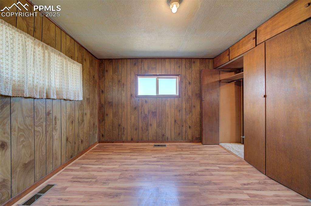 Image 9 of 22: Main bedroom