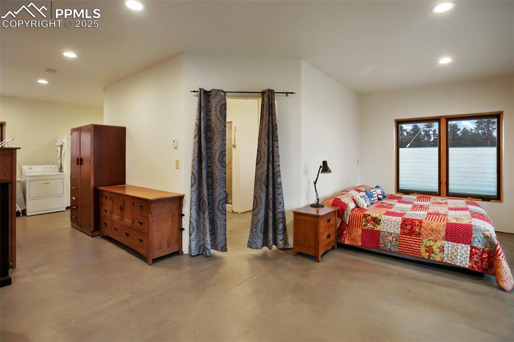 Image 17 of 35: Bedroom