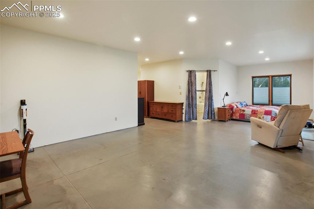 Image 18 of 35: Living Room