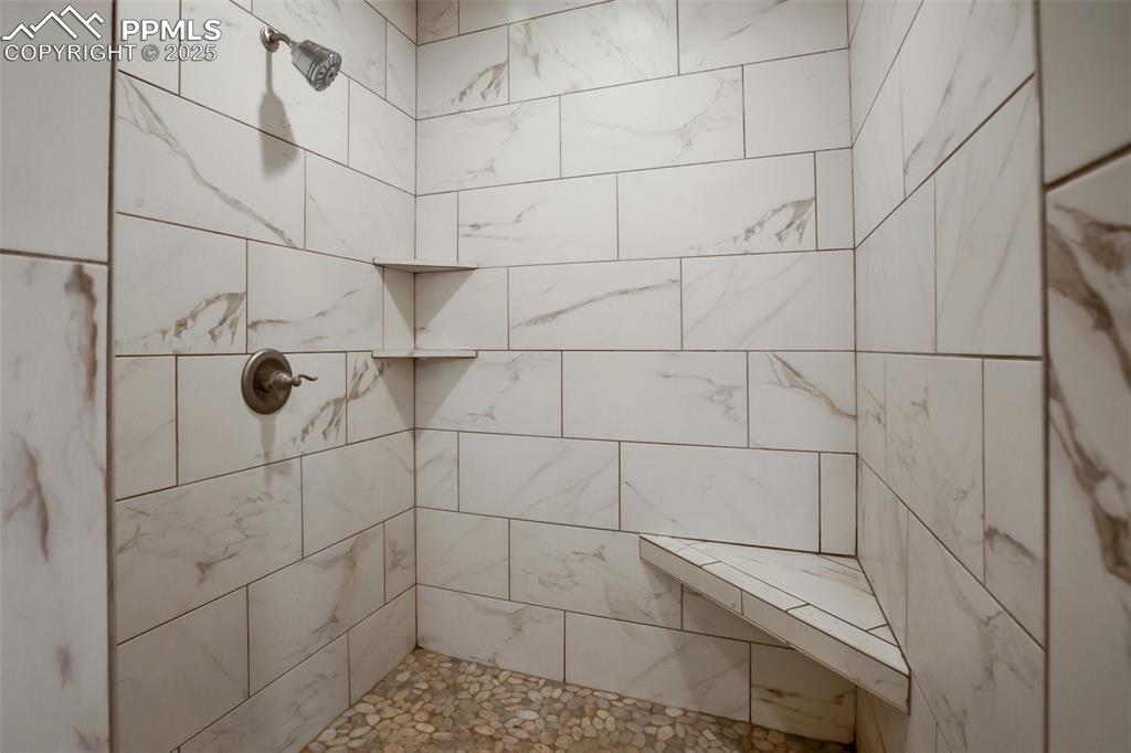 Image 21 of 35: Bathroom