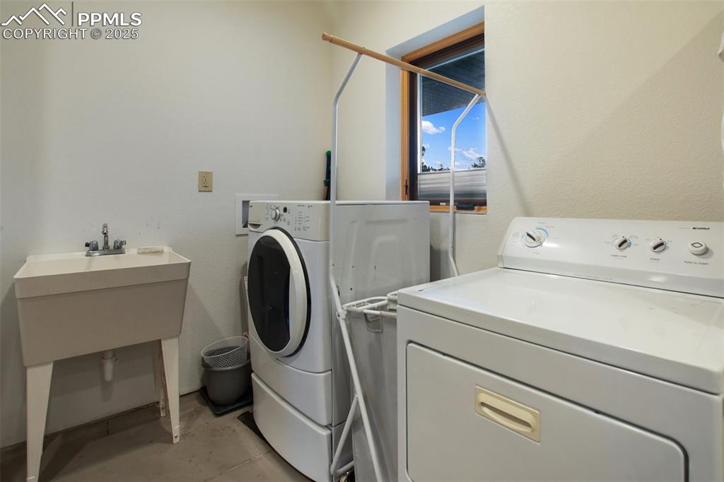 Image 24 of 35: Primary Laundry Space 