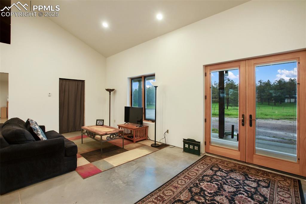 Image 5 of 35: Living Room 