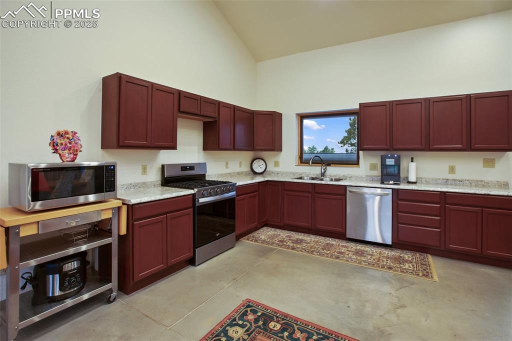 Image 8 of 35: Kitchen 