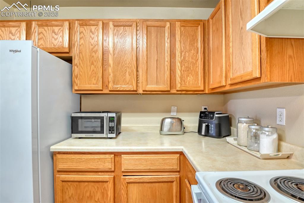 Image 11 of 27: Kitchen