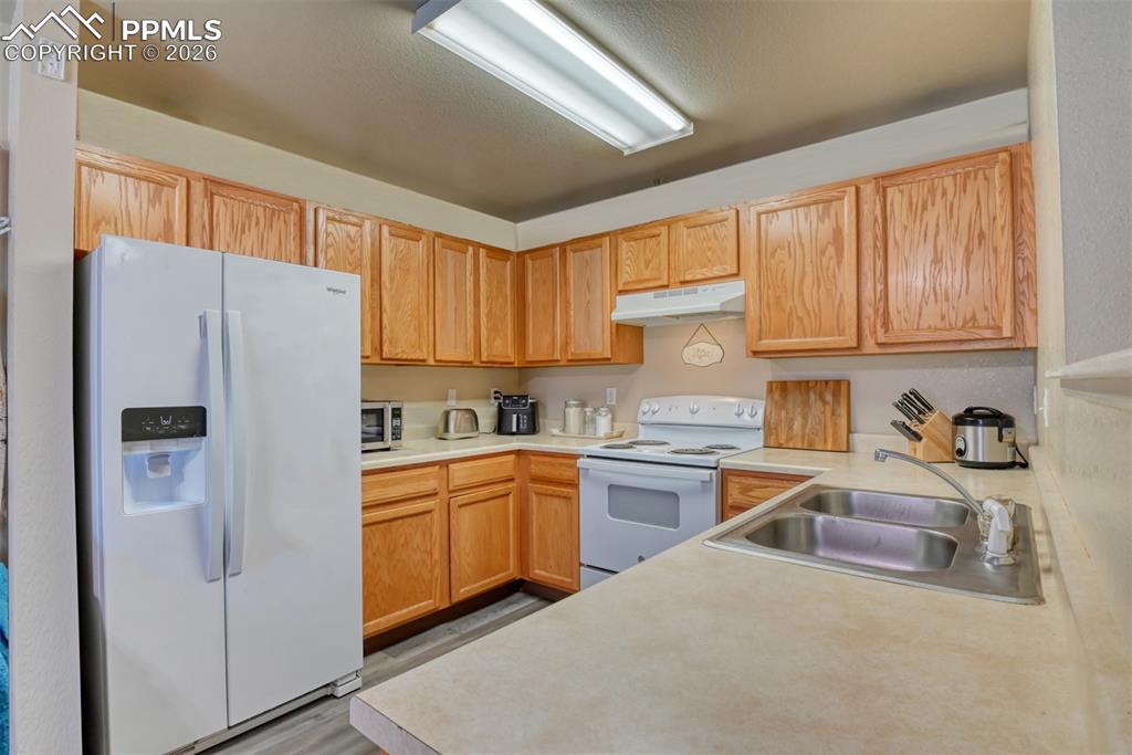 Image 13 of 27: Kitchen