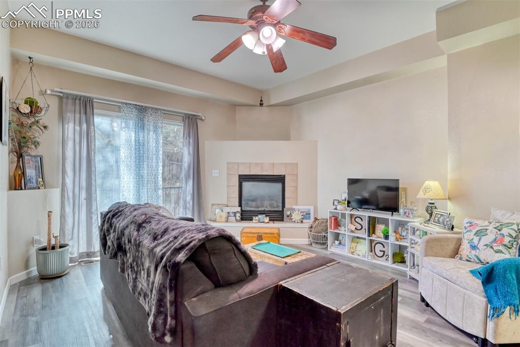 Image 14 of 27: Living Room