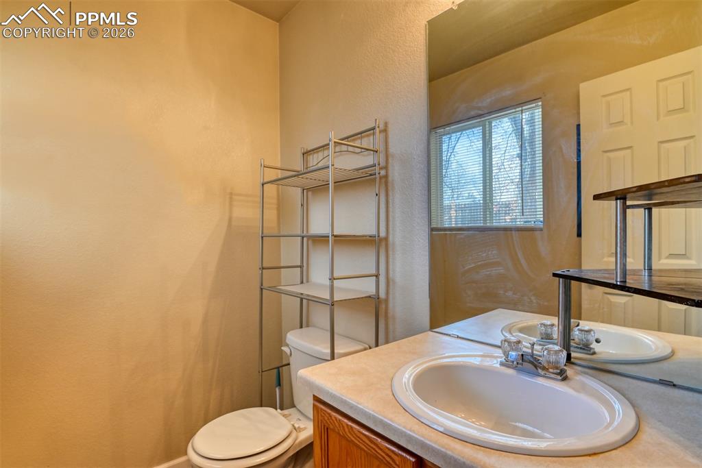 Image 16 of 27: Bathroom