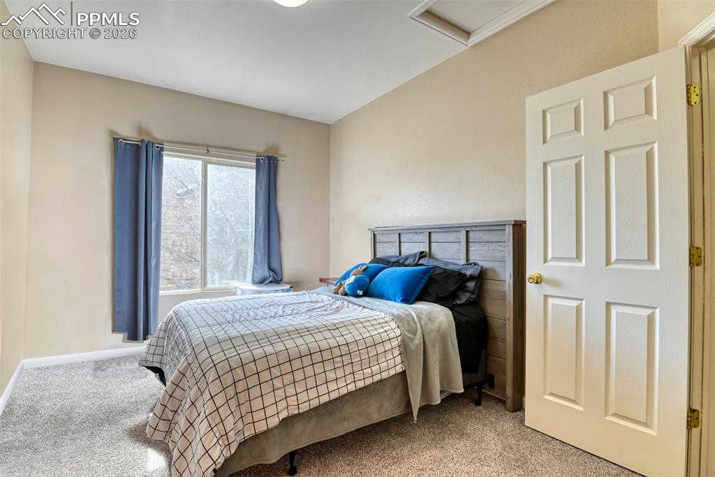 Image 18 of 27: Bedroom