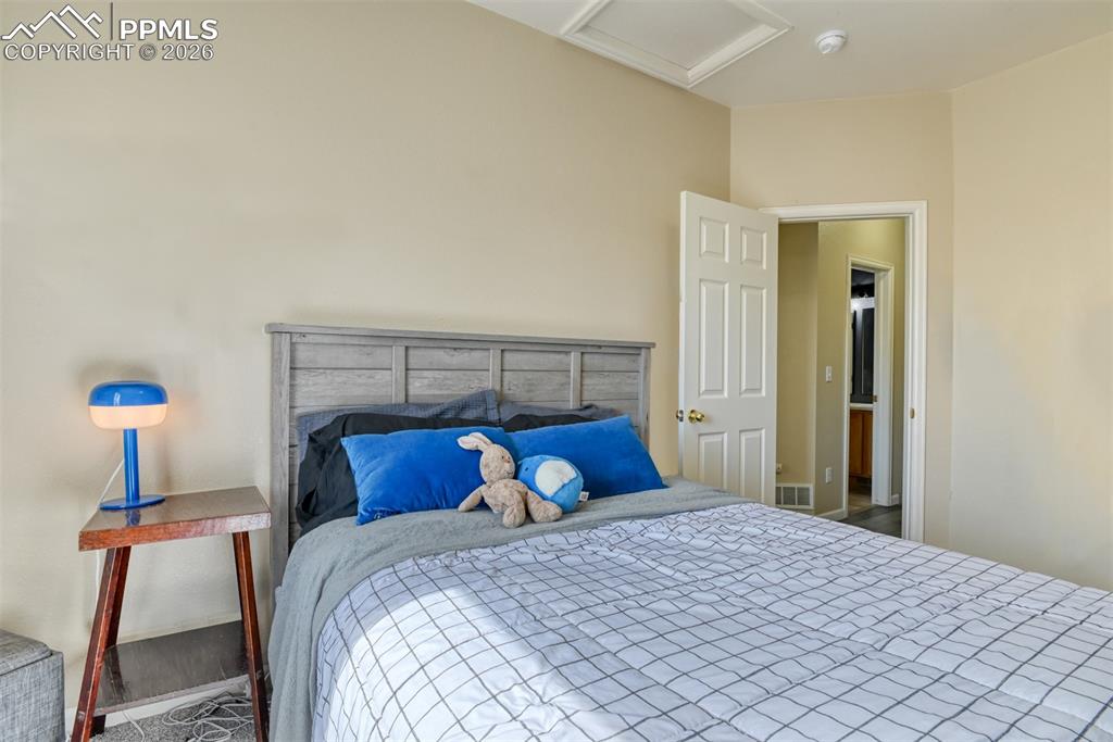 Image 19 of 27: Bedroom