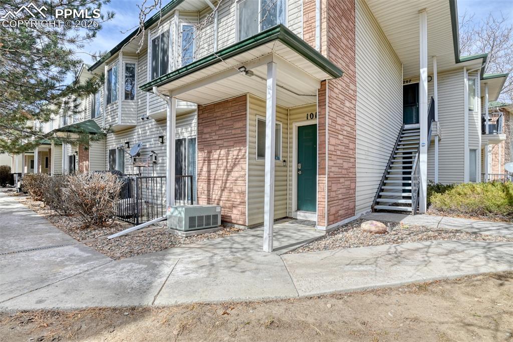 Image 2 of 27: Entry